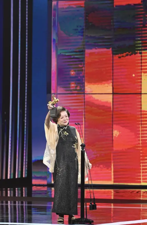 ▲陳淑芳（如圖）走過68年演員之路，在台上霸氣承諾：「不漲價！」（圖／金馬執委會提供）