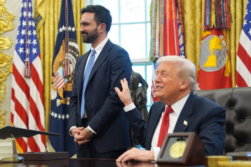 ▲候任紐約市長曼達尼（Zohran Mamdani），21日到白宮橢圓形辦公室拜訪美國總統川普（Donald Trump），兩人上演大和解場面。（圖／美聯社／達志影像）