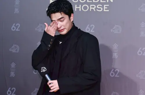 ▲曾敬驊以《我家的事》獲金馬獎最佳男配角，在台上致詞時就已經飆淚，到後台接受訪問還是不時與帶哽咽，情緒很激動，提到春節想帶爸媽出國，就又忍不住想掉眼淚。（圖／NOWNEWS攝影中心）