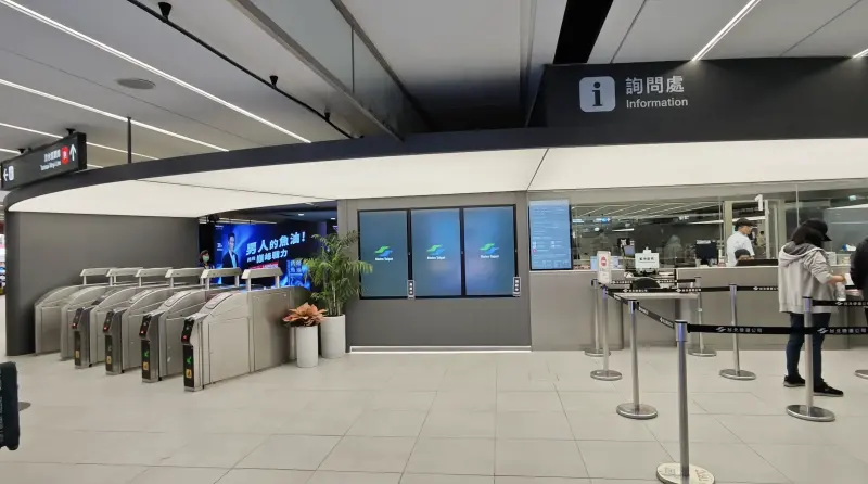 ▲台北車站三鐵大廳翻新後，以亮白與灰階為主的冷色系視覺引發熱議，近日有網友直擊，驚呼根本像是來到日本。（圖／翻攝自Threads@si.yuan.397）