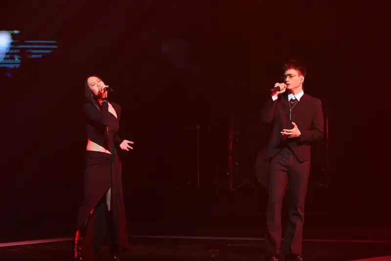 ▲金曲歌后孫盛希（左）與茄子蛋主唱黃奇斌（右）首度強強聯手，獻上一段致敬電影經典的組曲表演《煞到電影這款夢中人》，從王菲演唱的〈夢中人〉，無縫接軌轉換到伍佰的〈煞到你〉，令人驚艷。（圖／金馬執委會提供）