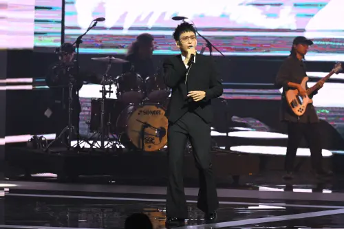 ▲歌手黃奇斌（如圖）在金馬62頒獎典禮上，演唱伍佰的〈煞到你〉，讓全場都被電到。（圖／金馬執委會提供）
