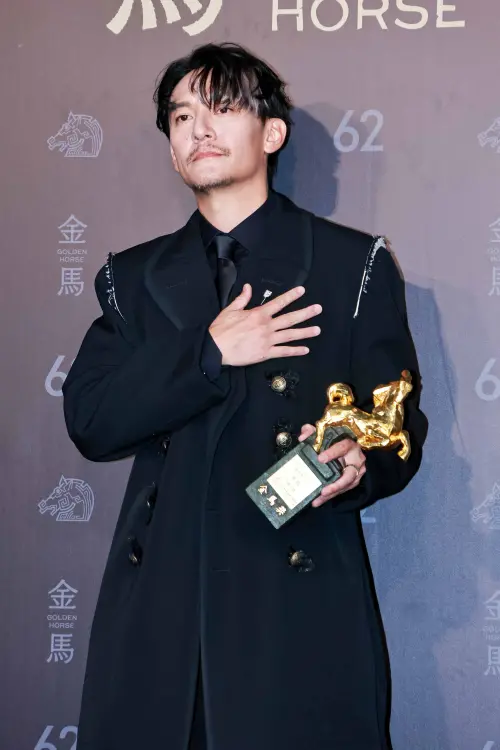 ▲張震在頒獎台上感性致詞，感謝電影人之外，同時感謝老婆、太太，以及自己的影帝爸爸張國柱。（圖／NOWNEWS攝影中心）