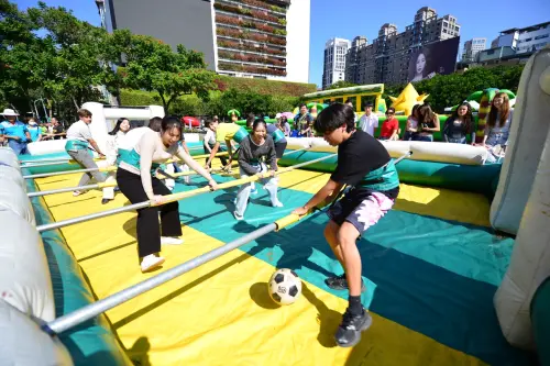 ▲今日在市民廣場登場的扶輪日嘉年華，「好看、好吃、好玩」，吸引很多社友親子一起上場。（圖／業者提供）