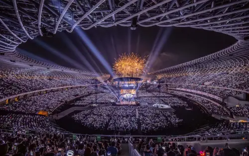 ▲TWICE征服高雄世運，巡迴首次放高空煙火。（圖／Live Nation Taiwan）