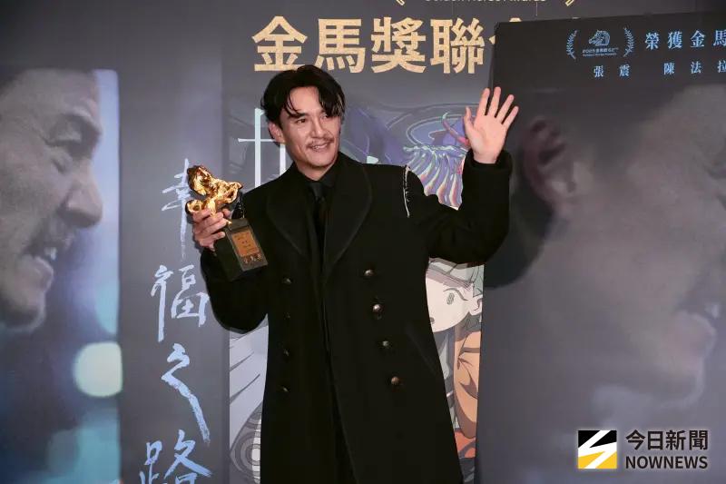 ▲中國連鎖品牌瑞幸咖啡傳出將於12月在台北開設首店，被視為代理商的公司已開出6.1萬元店長薪資，過往品牌代言人陣容包括張震（如圖）、湯唯、易烊千璽、谷愛凌與劉畊宏，引發台灣網友熱烈討論，並期待生椰拿鐵等招牌飲品登台。（圖／NOWNEWS攝影中心）