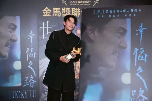 ▲張震在廟裡拿的糖果是他的幸運物。（圖／NOWNEWS攝影中心）