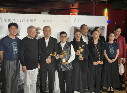 ▲李安（左二）前往《大濛》的金馬獎慶功宴，向劇組人員、主要演員們致意。（圖／記者蘇詠智攝）