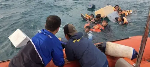 泰國芭達雅漁船清晨出海遭巨浪掀翻　15人漂浮海上7小時全數獲救
