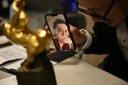 范冰冰奪金馬影后！後台視訊簽收獎座爆哭　激動到說不出話狂擦淚
