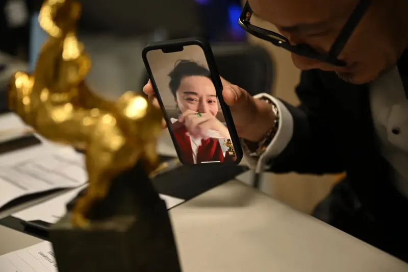 范冰冰奪金馬影后！後台視訊簽收獎座爆哭　激動到說不出話狂擦淚