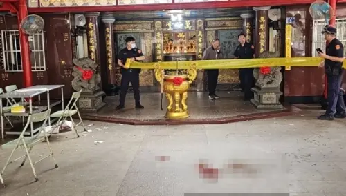 ▲基隆某宮廟23日傳出爆炸意外，七旬老翁拜拜後自行點燃綁在身上的鞭炮，當場重傷，現場流一地血跡。（圖／翻攝畫面）