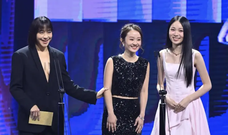 47歲林嘉欣太辣了！真空西裝頒女配獎　同框方郁婷、林品彤氣場強