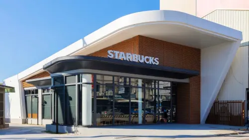 星巴克買一送一！台中后里門市今開幕　小熊騎馬吊飾周邊好可愛
