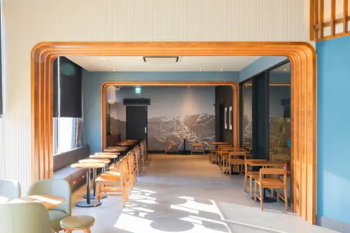 ▲星巴克台中后里門市，引陽光入室內。（圖／星巴克starbucks.com.tw）