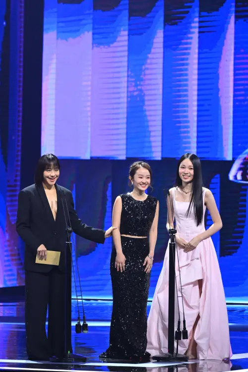 ▲金馬62評審團主席林嘉欣（左起）和演員方郁婷、林品彤 一起上台頒發最佳女配角獎，3人曾在電影《美國女孩》裡演母女，現在在台上像姐妹。（圖／金馬執委會提供）