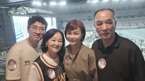 ▲TWICE粉絲見父母齊聚笑翻：來台灣開家長會，子瑜爸媽（右側）、志效爸媽（左側）。（圖／子瑜媽媽IG@topbeauty_lydia）