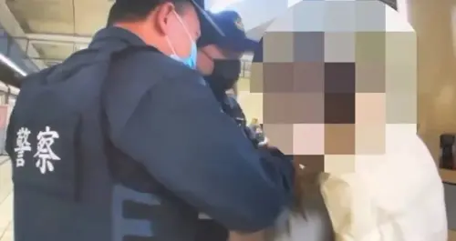 ▲台北捷運女乘客因遭踩腳與男乘客口角，竟亮出水果刀揮舞，捷警接報後迅速趕抵現場，當場查扣水果刀。（圖／翻攝畫面）