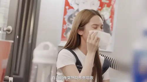 ▲楊丞琳坦言害怕自己聲音！中斷錄音淚崩喊：好像突然不會唱歌。（圖／YouTube@rainieyangofficial）