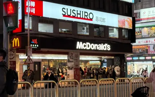 ▲麥當勞奶昔限定店北車商圈台北館前餐廳，從白天到晚上都是排隊人潮。（圖／讀者提供）