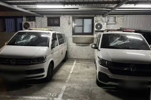 疑殯葬業者糾紛！2男深夜闖屏東恆春旅遊醫院　持棍棒狠砸2救護車
