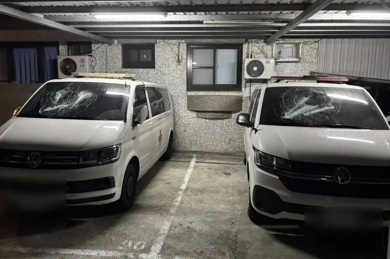 疑殯葬業者糾紛！2男深夜闖屏東恆春旅遊醫院 持棍棒狠砸2救護車