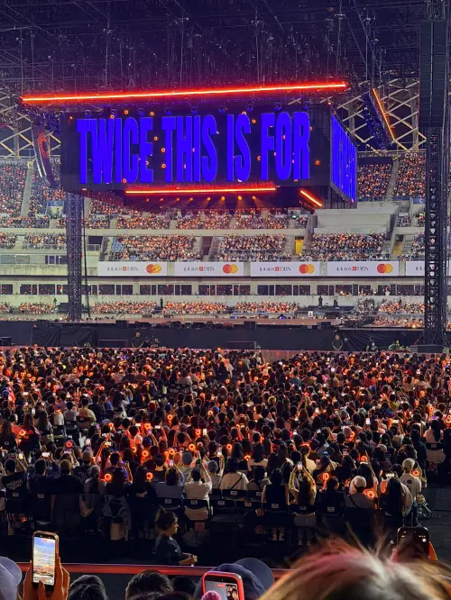 ▲TWICE這次的搖滾區票價為8800元，全都是座席，但因為舞台太高，導致觀眾欣賞不易。（圖／讀者提供）