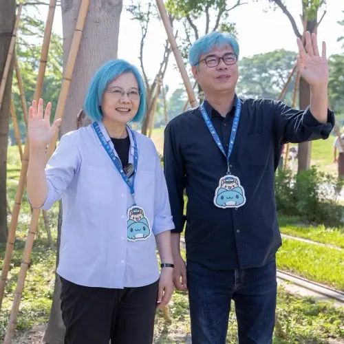 蔡英文「一頭藍髮」應援周子瑜！名醫揭1往事開嗆：她好意思？
