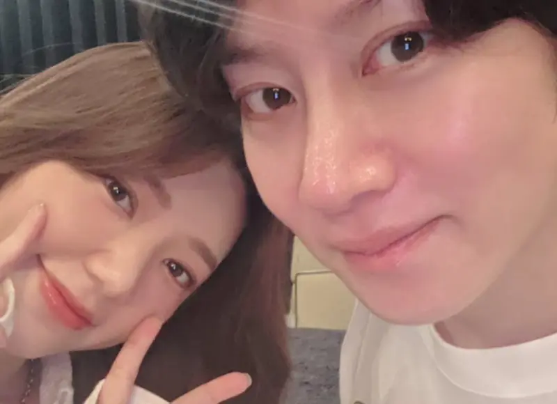 ▲《我結》夫妻希澈（右）、郭雪芙（左）終於見面了，希澈發文分享兩人在台灣聚餐的照片，甜喊「隔了11年」。（圖／希澈IG＠heenim）