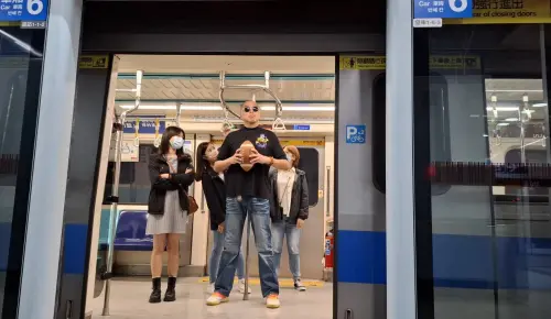 ▲過去車廂中央立柱存在時，常常出現乘客集中在車門前的現象，讓動線完全堵住。（圖／台北捷運 Metro Taipei臉書）