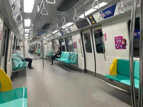 ▲北捷參考了新加坡地鐵車廂內佈設，當地車廂也都沒有中央立柱設計。（圖／台北捷運 Metro Taipei臉書）