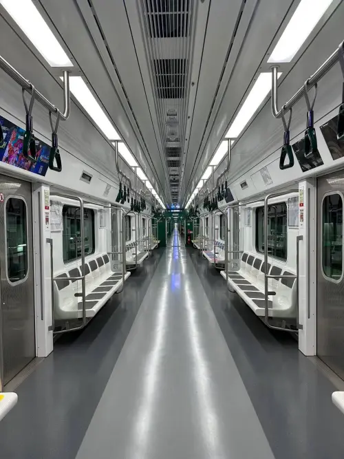 ▲韓國首爾的地鐵車廂內佈設，也都看不到立柱設計。（圖／台北捷運 Metro Taipei臉書）