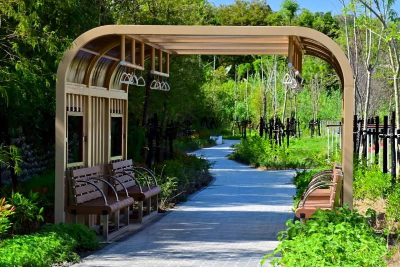 ▲后里泰安周邊景觀設施改善工程，火車造型休憩花架(圖／觀旅局提供2025.11.23)