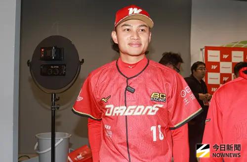 ▲徐若熙本季在中職出賽19場中繳出5勝7敗、防禦率2.05的亮眼表現，三振能力依舊驚人，穩定度更勝以往。正因如此，他一宣布申請海外FA後，立刻成為國際市場的熱門標的。（圖／記者葉政勳攝 ,2025.11.23）