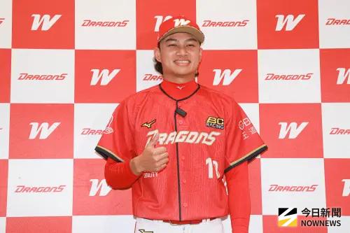 ▲味全龍徐若熙今年季末宣告行使旅外球員資格，日職方面軟銀隊開價豐厚，大聯盟球隊若想加價，必須等到明年1月15日國際簽約金重整後，才能競價。（圖／記者葉政勳攝 ,2025.11.23）