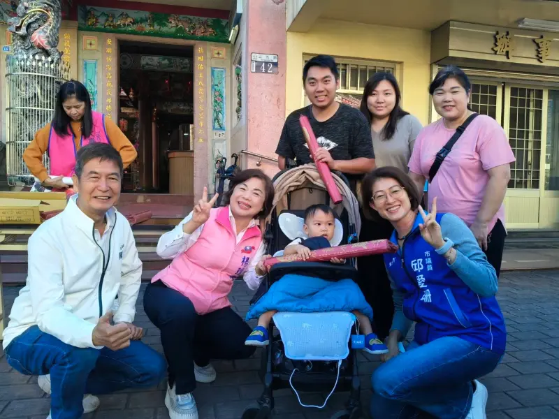 ▲立法委員楊瓊瓔分送2026年水果月曆(圖／楊瓊瓔服務處提供2025.11.23)