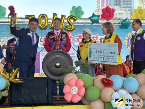 ▲「希望有愛 幸福飛揚」公益園遊會上，獅友熱心敲愛心鑼，一響捐1萬元。（圖／記者金武鳳攝，2025.11.23)