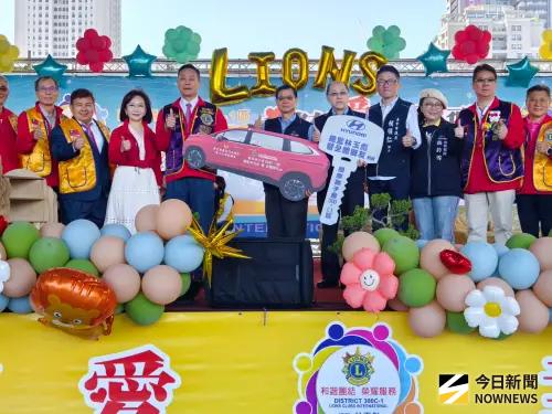 ▲獅子會捐贈台中市消防局義消第六大隊多功能勤務車，提升大隊在災害防救，以及緊急救援任務中的機動能力與應變效率。（圖／記者金武鳳攝，2025.11.23)