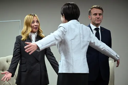 ▲高市早苗參加在南非舉行的G20峰會，展現出一貫「高市外交」的熱情，與首度見面的義大利總理梅洛尼熱情擁抱。（圖／路透社／達志影像）