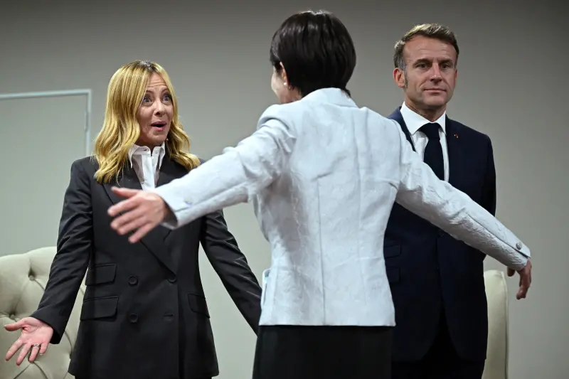    ▲高市早苗參加在南非舉行的G20峰會，展現出一貫「高市外交」的熱情，與首度見面的義大利總理梅洛尼熱情擁抱。（圖／路透社／達志影像）  