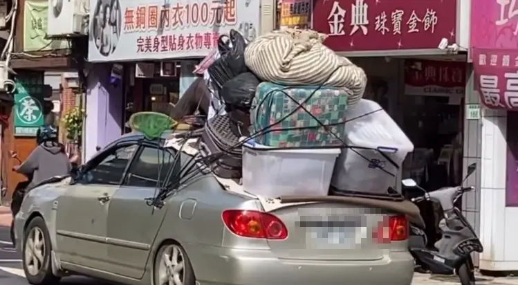 桃園驚見汽車版「移動城堡」趴趴走 車頂載沙發等雜物壓馬路