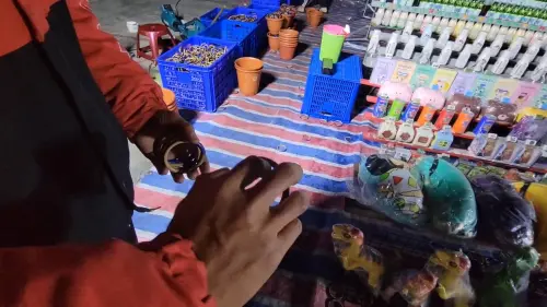 ▲夜市套圈圈老闆教學正確的圈圈手勢，拿穩之後以高拋物線方式投出。（圖／YT@94紅紅狼來了）