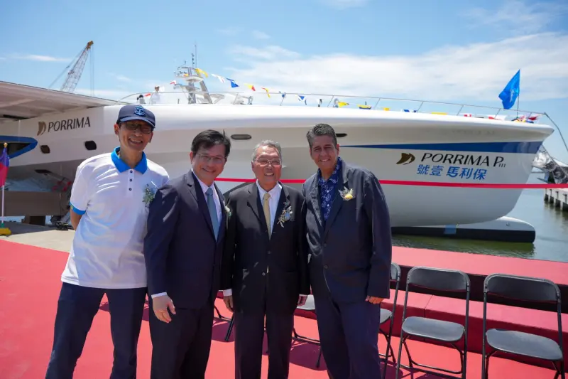 ▲外交部長林佳龍今年5月與帛琉總統惠恕仁（Surangel Whipps Jr.）、施振榮先生共同出席保利馬壹號下水典禮。（圖／擷取自外交部長林佳龍臉書）