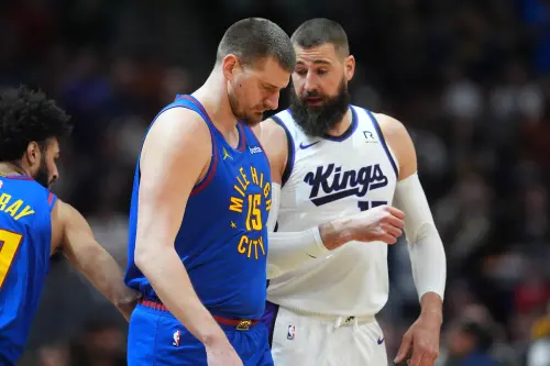 ▲戈登退場後，阿德爾曼不得不提前啟動他原本就想嘗試的約基奇+瓦蘭丘納斯「雙中鋒配置」。（圖／美聯社／達志影像）