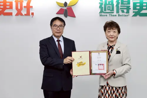 ▲ 黃偉哲頒發風災捐款感謝狀給郡和子市長。（圖／南市府提供）