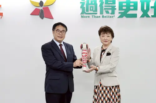 ▲ 郡和子致贈刻有台南市、仙台市締結友誼20週年紀念的芥子娃娃給黃偉哲。（圖／南市府提供）