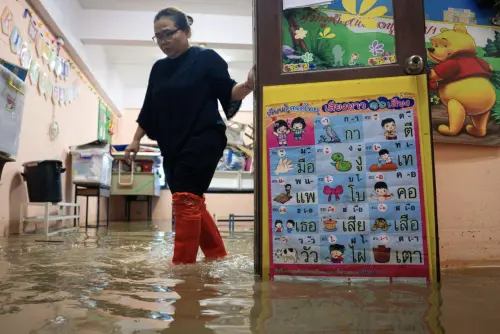 ▲部分學校傳出飲水、交通與餐食服務因淹水中斷，家長憂心孩童健康安全。（圖／翻攝自Pattaya News）