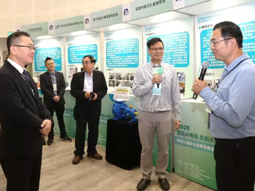 ▲產業園區管理局局長楊志清(左)巡視成果發表會現場展示的情形。(圖／產業園區管理局提供)