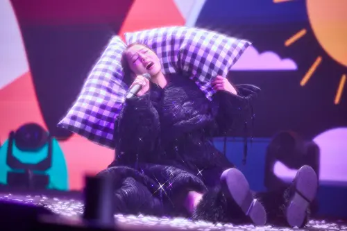 ▲孫淑媚演唱會造型超用心！最後直接把舞台當床　（圖／華貴娛樂提供）