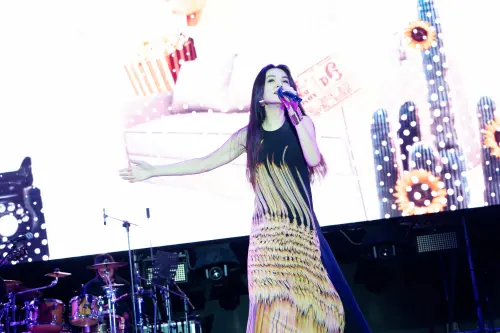 Ella回屏東開唱撂客語！親爸坐鎮變土地公　4萬人朝聖狂客音樂祭
